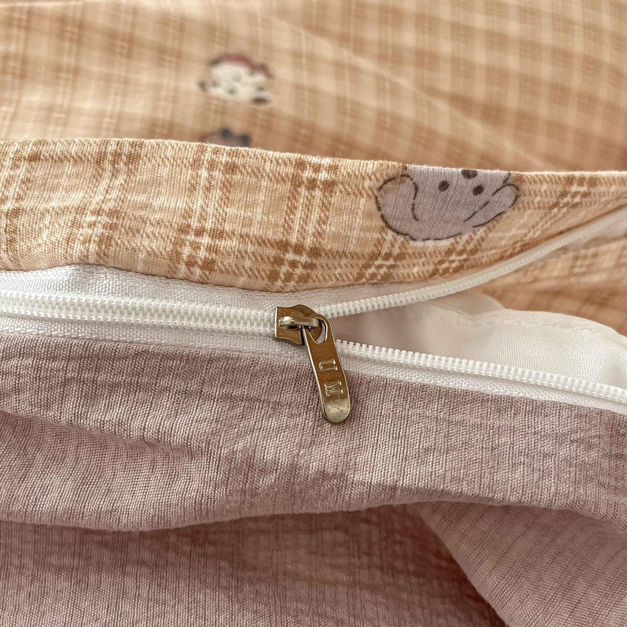 91家纺网 家纺一手货源 找家纺 佳鸿家纺 2025新款卡通云感双层纱宿舍床单三件套居家四件套床单被套床笠款（提供买家秀） 萌宠咖