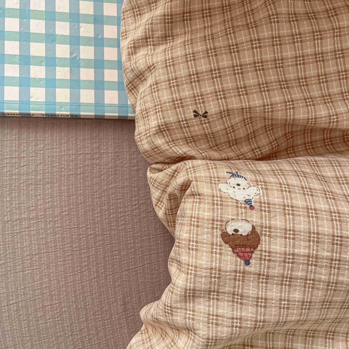 91家纺网 家纺一手货源 找家纺 佳鸿家纺 2025新款卡通云感双层纱宿舍床单三件套居家四件套床单被套床笠款（提供买家秀） 萌宠咖