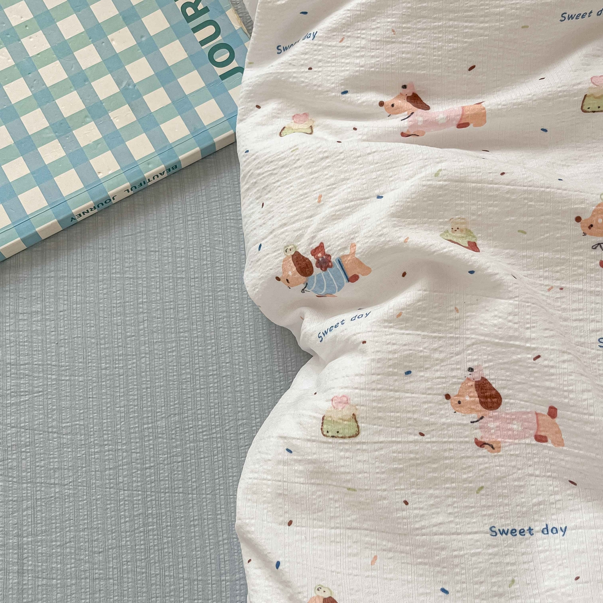 91家纺网 家纺一手货源 找家纺 佳鸿家纺 2025新款卡通云感双层纱宿舍床单三件套居家四件套床单被套床笠款（提供买家秀） 萌趣小狗