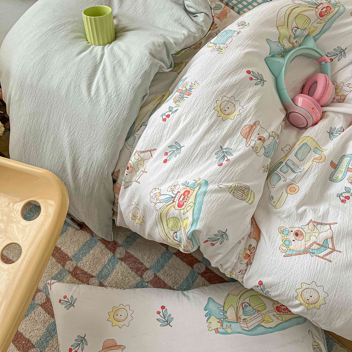 91家纺网 家纺一手货源 找家纺 佳鸿家纺 2025新款卡通云感双层纱宿舍床单三件套居家四件套床单被套床笠款（提供买家秀） 小熊露营记