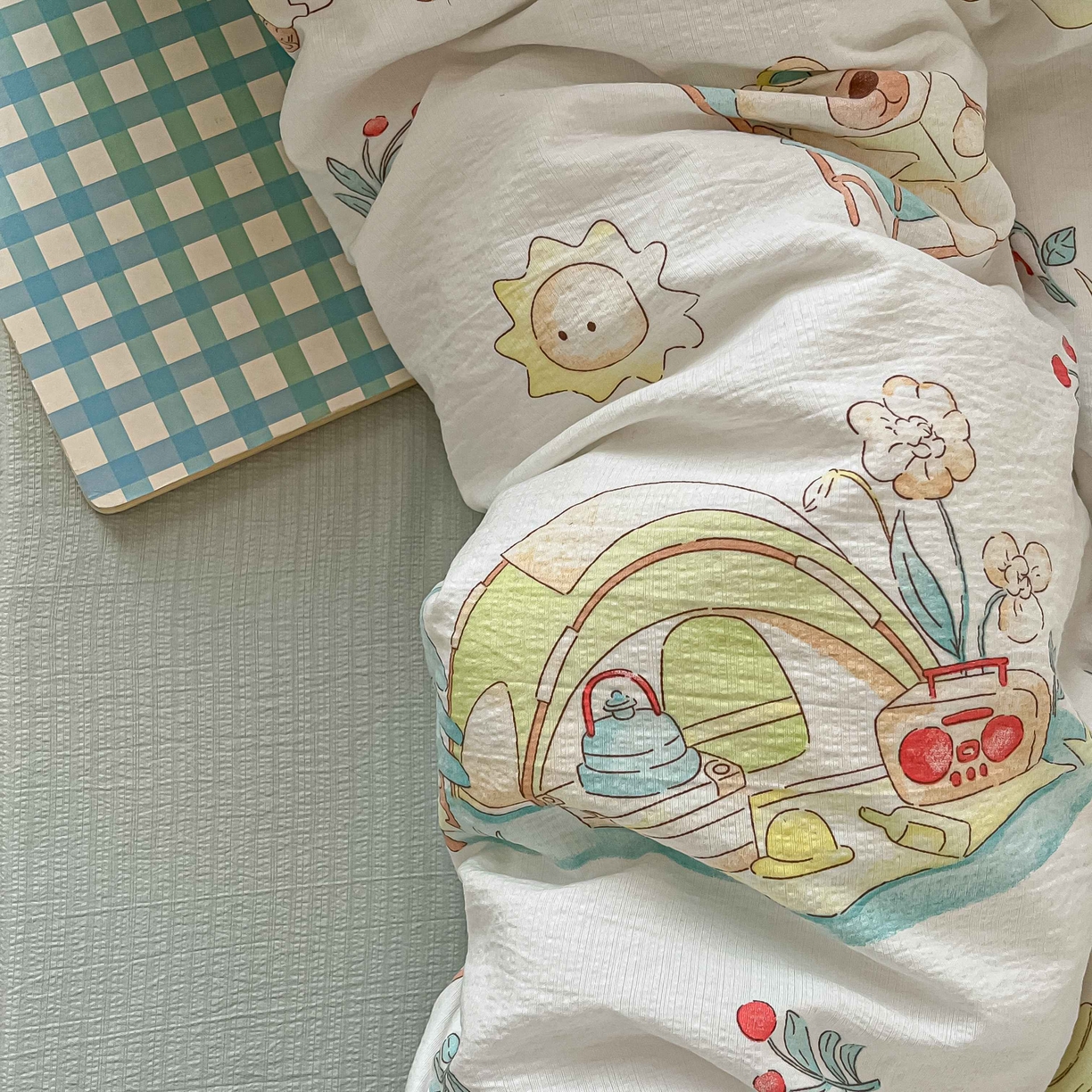 91家纺网 家纺一手货源 找家纺 佳鸿家纺 2025新款卡通云感双层纱宿舍床单三件套居家四件套床单被套床笠款（提供买家秀） 小熊露营记