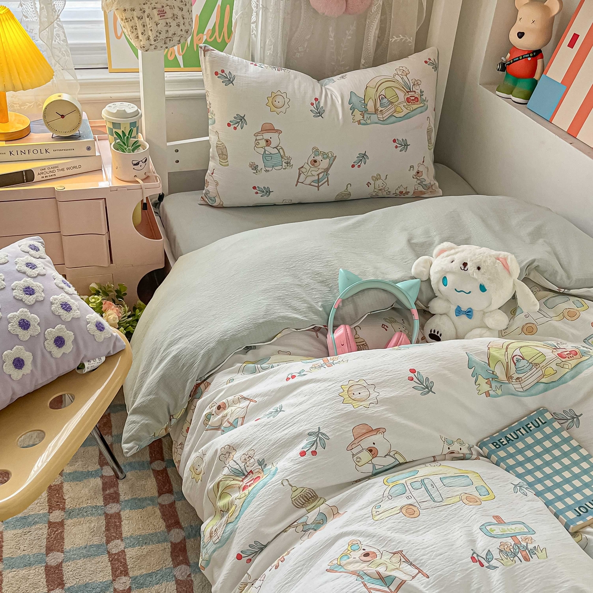 91家纺网 家纺一手货源 找家纺 佳鸿家纺 2025新款卡通云感双层纱宿舍床单三件套居家四件套床单被套床笠款（提供买家秀） 小熊露营记