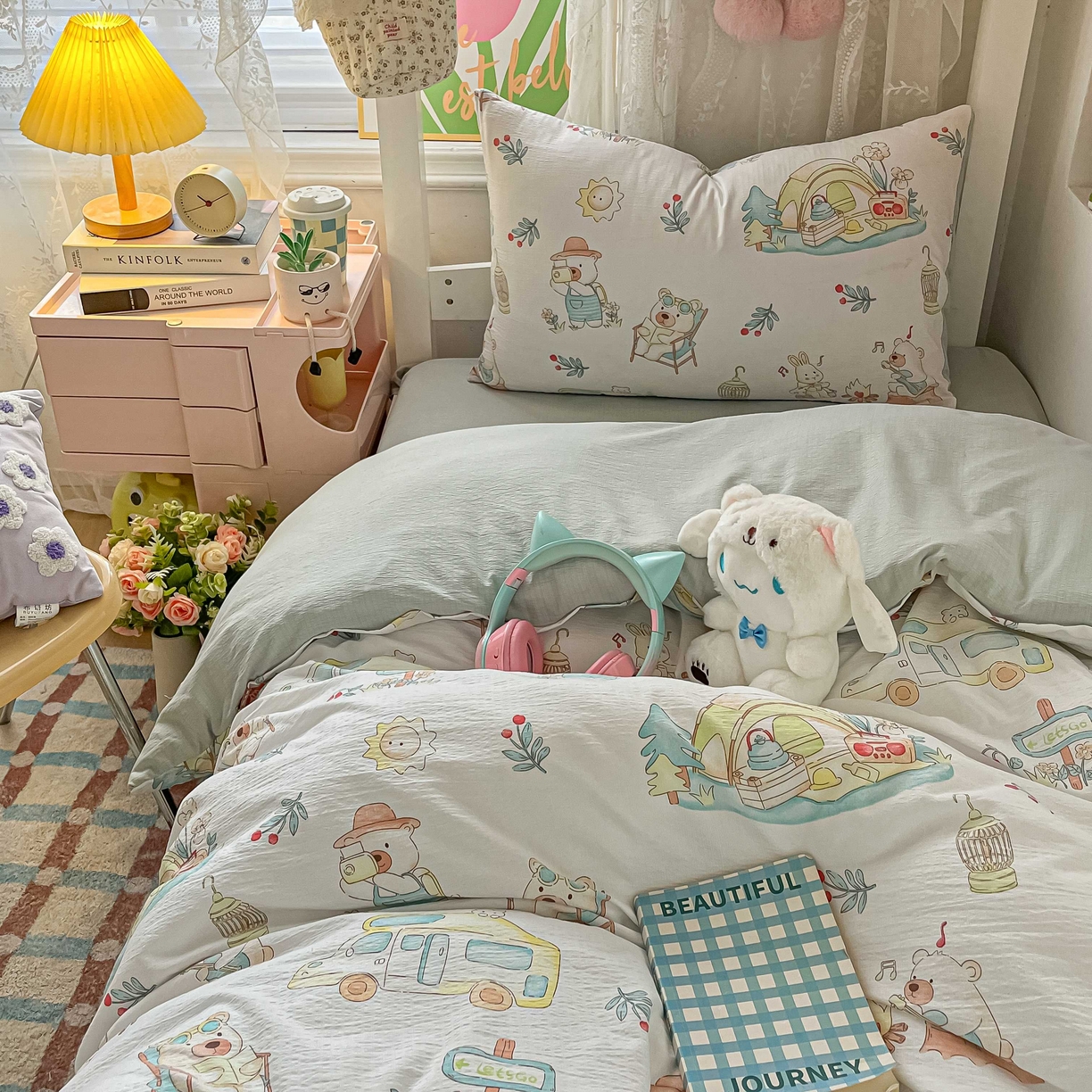 91家纺网 家纺一手货源 找家纺 佳鸿家纺 2025新款卡通云感双层纱宿舍床单三件套居家四件套床单被套床笠款（提供买家秀） 小熊露营记