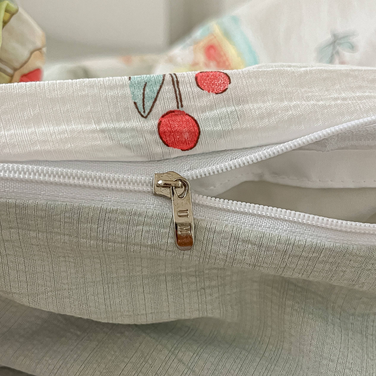 91家纺网 家纺一手货源 找家纺 佳鸿家纺 2025新款卡通云感双层纱宿舍床单三件套居家四件套床单被套床笠款（提供买家秀） 小熊露营记