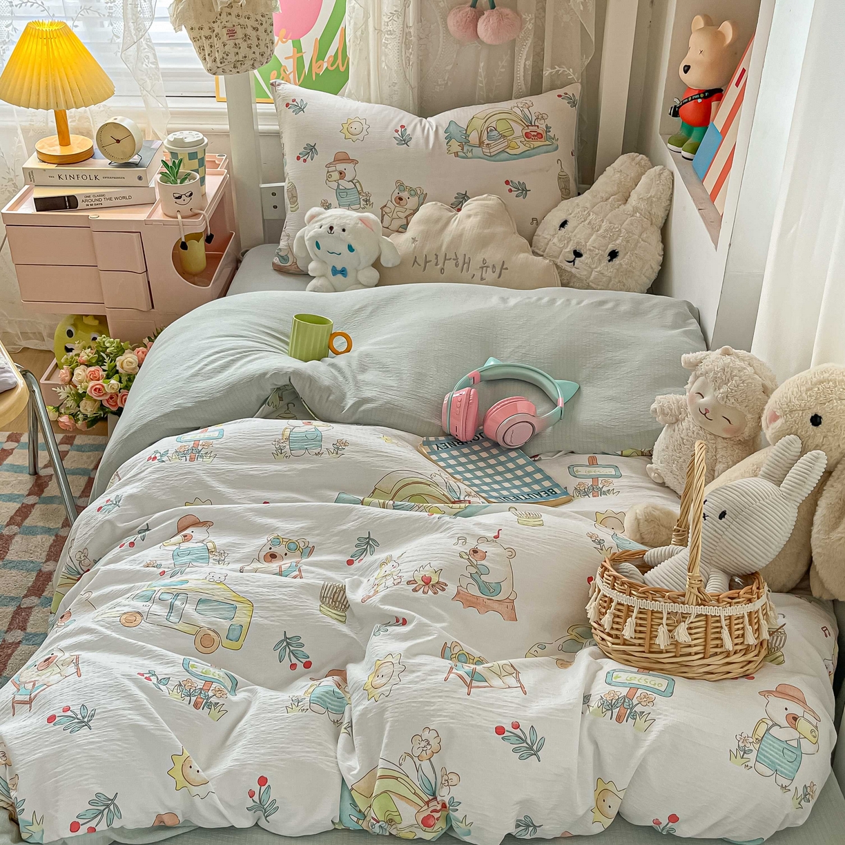 91家纺网 家纺一手货源 找家纺 佳鸿家纺 2025新款卡通云感双层纱宿舍床单三件套居家四件套床单被套床笠款（提供买家秀） 小熊露营记