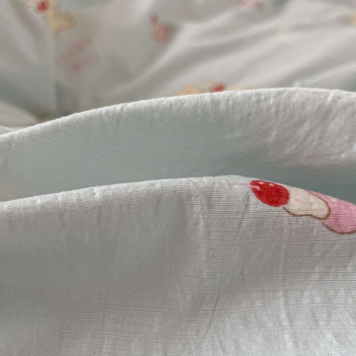 91家纺网 家纺一手货源 找家纺 佳鸿家纺 2025新款卡通云感双层纱宿舍床单三件套居家四件套床单被套床笠款（提供买家秀） 小熊甜点乐园