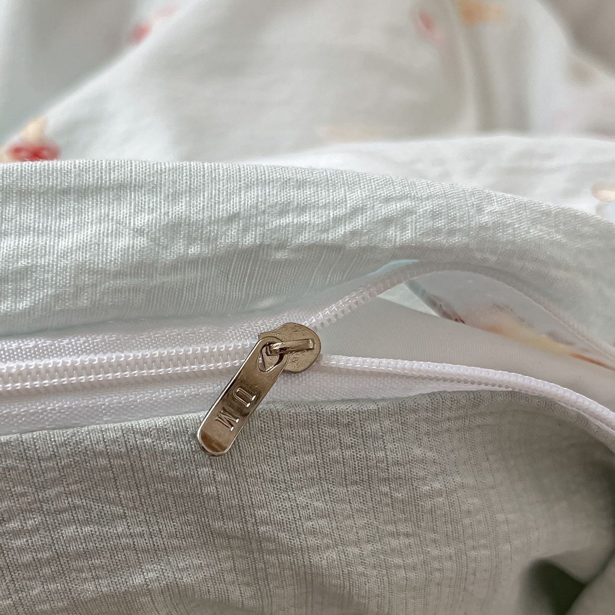 91家纺网 家纺一手货源 找家纺 佳鸿家纺 2025新款卡通云感双层纱宿舍床单三件套居家四件套床单被套床笠款（提供买家秀） 小熊甜点乐园