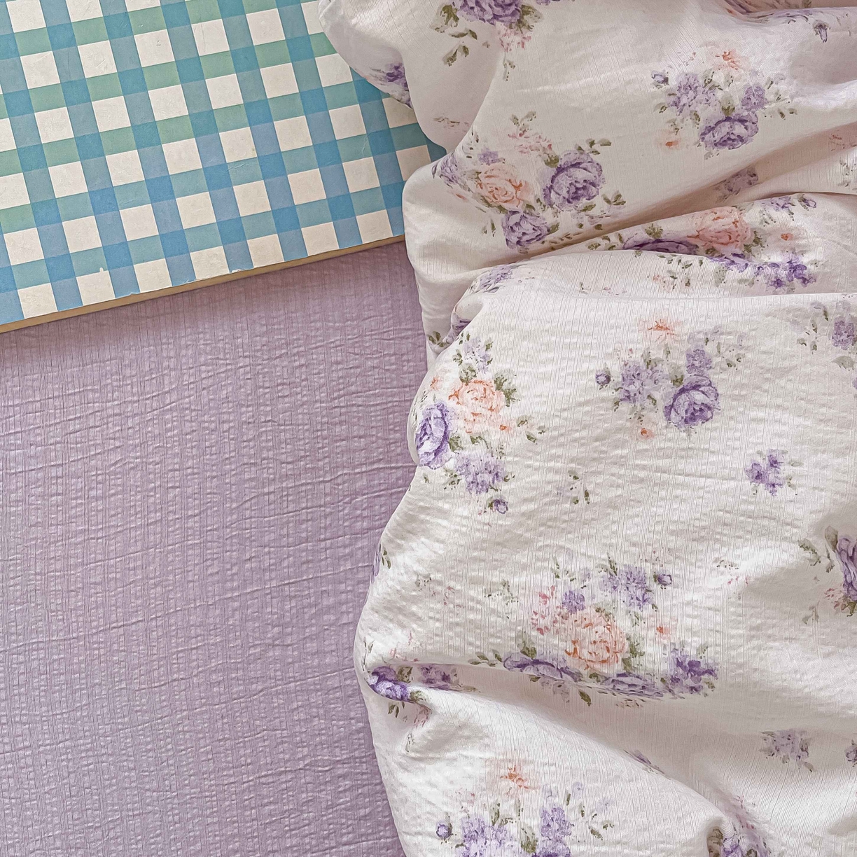 91家纺网 家纺一手货源 找家纺 佳鸿家纺 2025新款卡通云感双层纱宿舍床单三件套居家四件套床单被套床笠款（提供买家秀） 紫花梦境