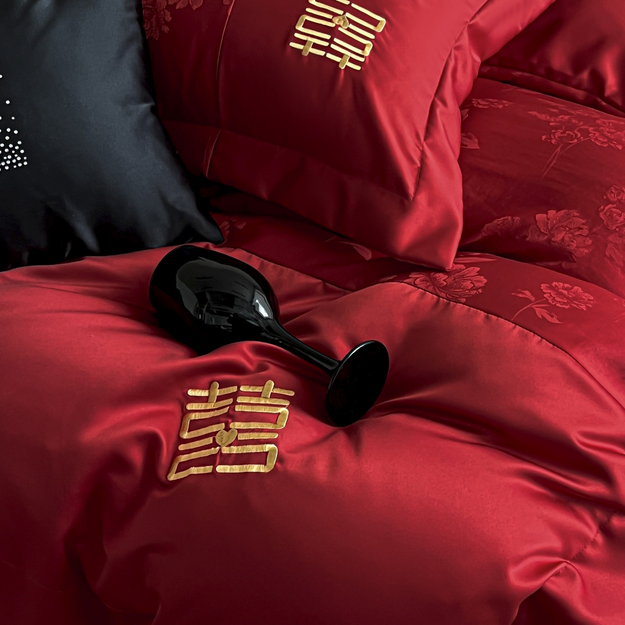 91家纺网 家纺一手货源 找家纺 欧乐蒂 2025新款亲肤棉刺绣花边婚庆四件套-浪漫花季 浪漫花季-金