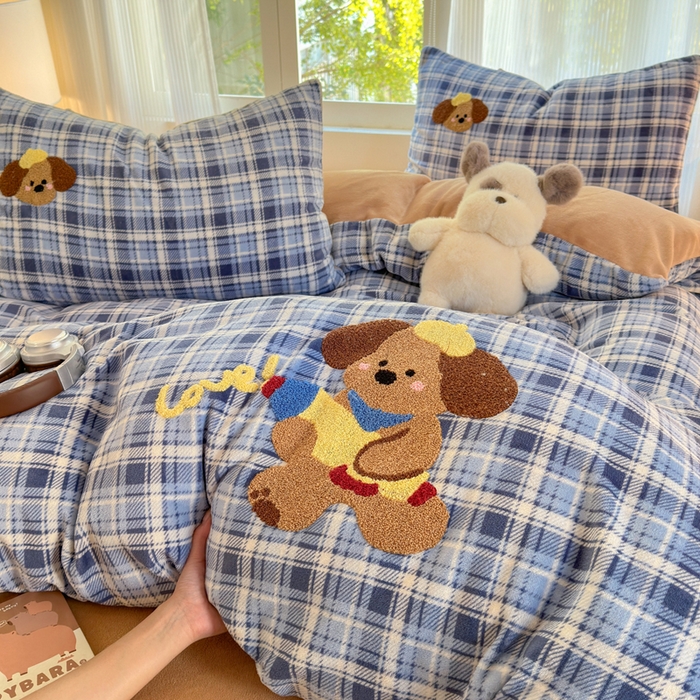 91家纺网 家纺一手货源 找家纺 寐居 2025新款大阪纯色毛巾绣牛奶绒四件套 格纹萌犬