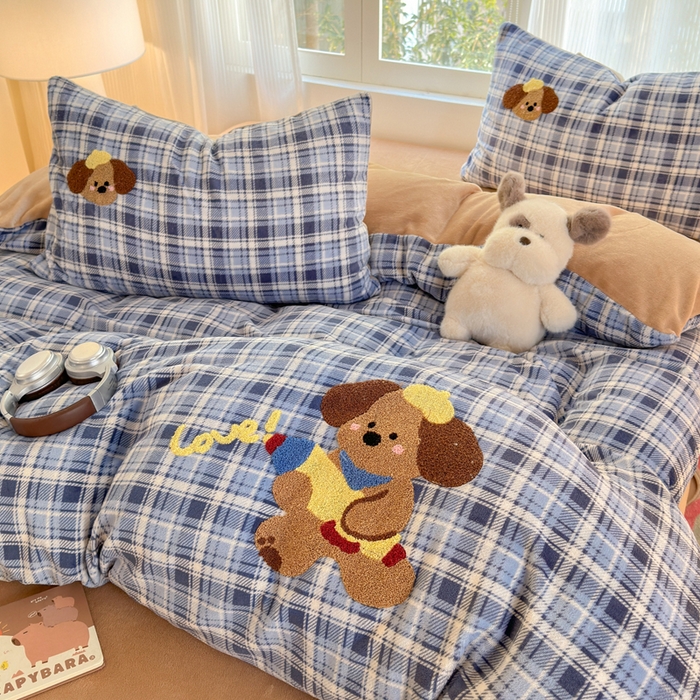 91家纺网 家纺一手货源 找家纺 寐居 2025新款大阪纯色毛巾绣牛奶绒四件套 格纹萌犬