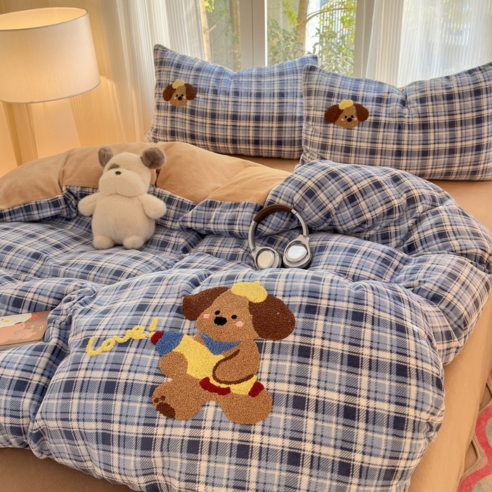 91家纺网 家纺一手货源 找家纺 寐居 2025新款大阪纯色毛巾绣牛奶绒四件套 格纹萌犬