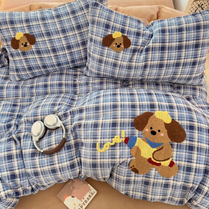 91家纺网 家纺一手货源 找家纺 寐居 2025新款大阪纯色毛巾绣牛奶绒四件套 格纹萌犬