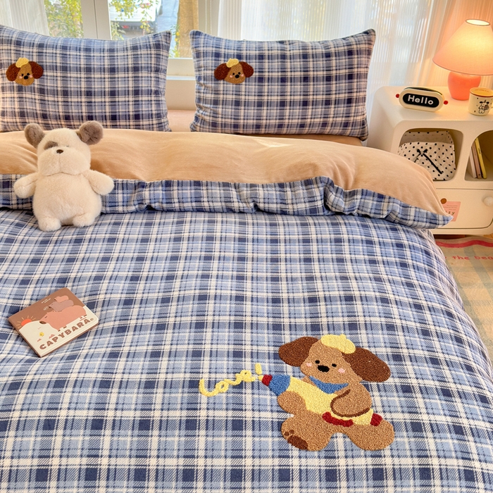 91家纺网 家纺一手货源 找家纺 寐居 2025新款大阪纯色毛巾绣牛奶绒四件套 格纹萌犬