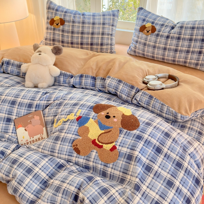 91家纺网 家纺一手货源 找家纺 寐居 2025新款大阪纯色毛巾绣牛奶绒四件套 格纹萌犬