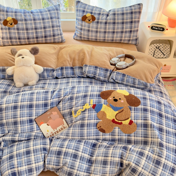 91家纺网 家纺一手货源 找家纺 寐居 2025新款大阪纯色毛巾绣牛奶绒四件套 格纹萌犬