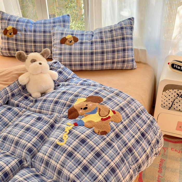 91家纺网 家纺一手货源 找家纺 寐居 2025新款大阪纯色毛巾绣牛奶绒四件套 格纹萌犬