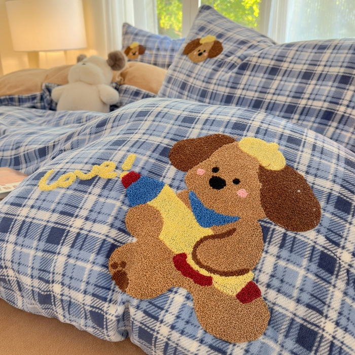 91家纺网 家纺一手货源 找家纺 寐居 2025新款大阪纯色毛巾绣牛奶绒四件套 格纹萌犬