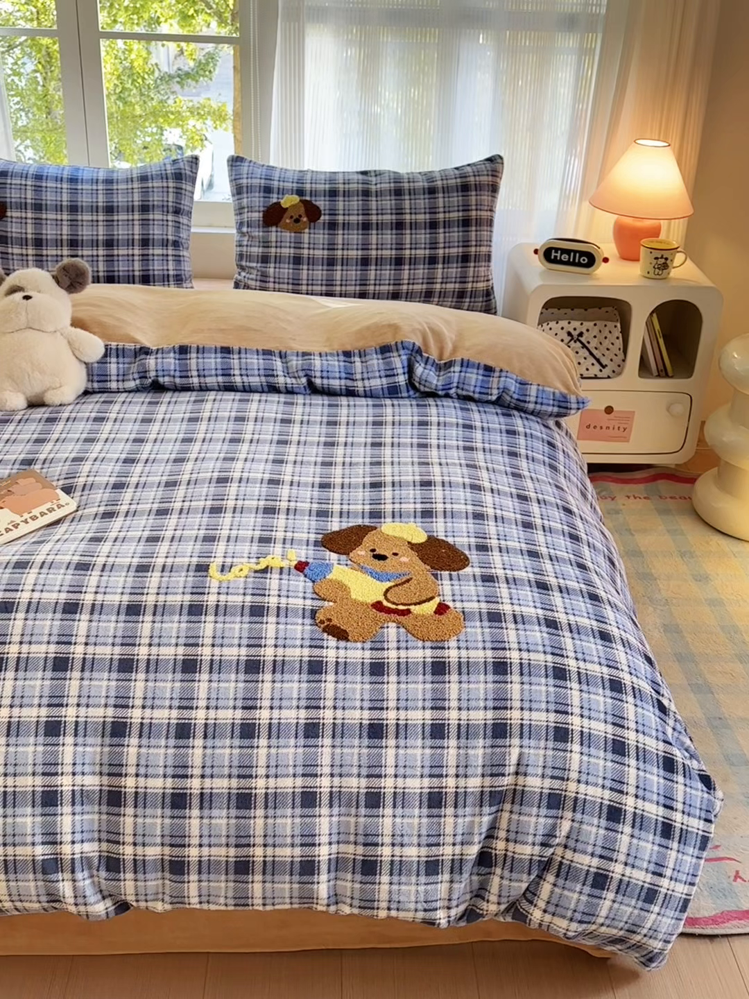 91家纺网 家纺一手货源 找家纺 寐居 2025新款大阪纯色毛巾绣牛奶绒四件套 格纹萌犬