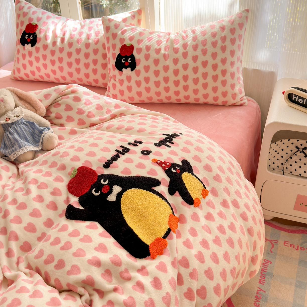 91家纺网 家纺一手货源 找家纺 寐居 2025新款大阪纯色毛巾绣牛奶绒四件套 红果果