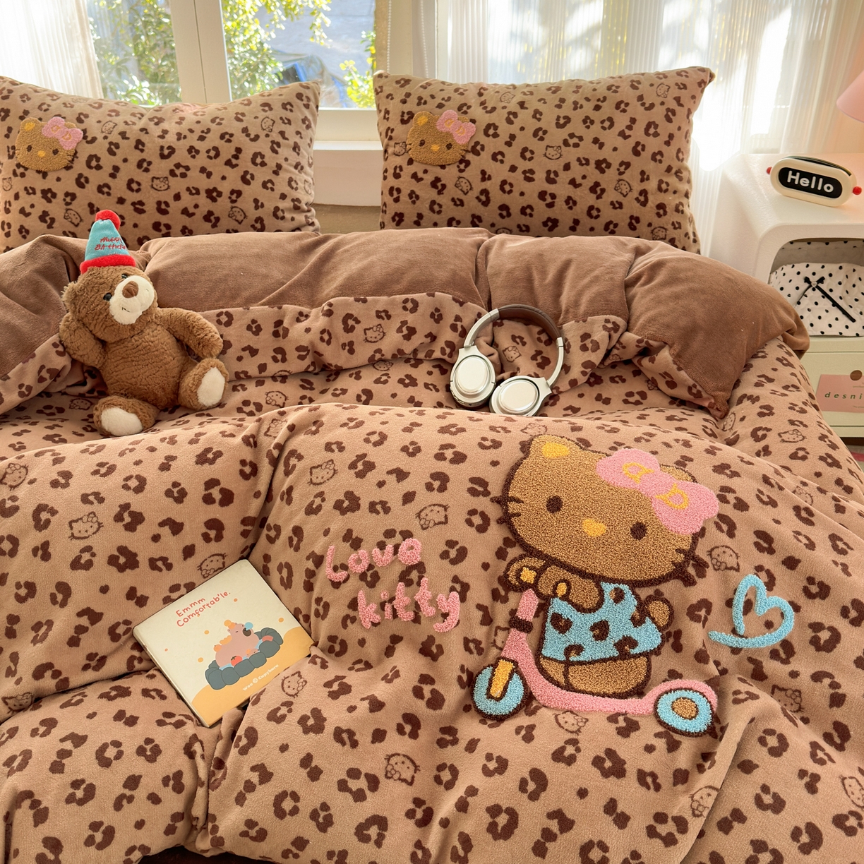 91家纺网 家纺一手货源 找家纺 寐居 2025新款大阪纯色毛巾绣牛奶绒四件套 滑板猫猫