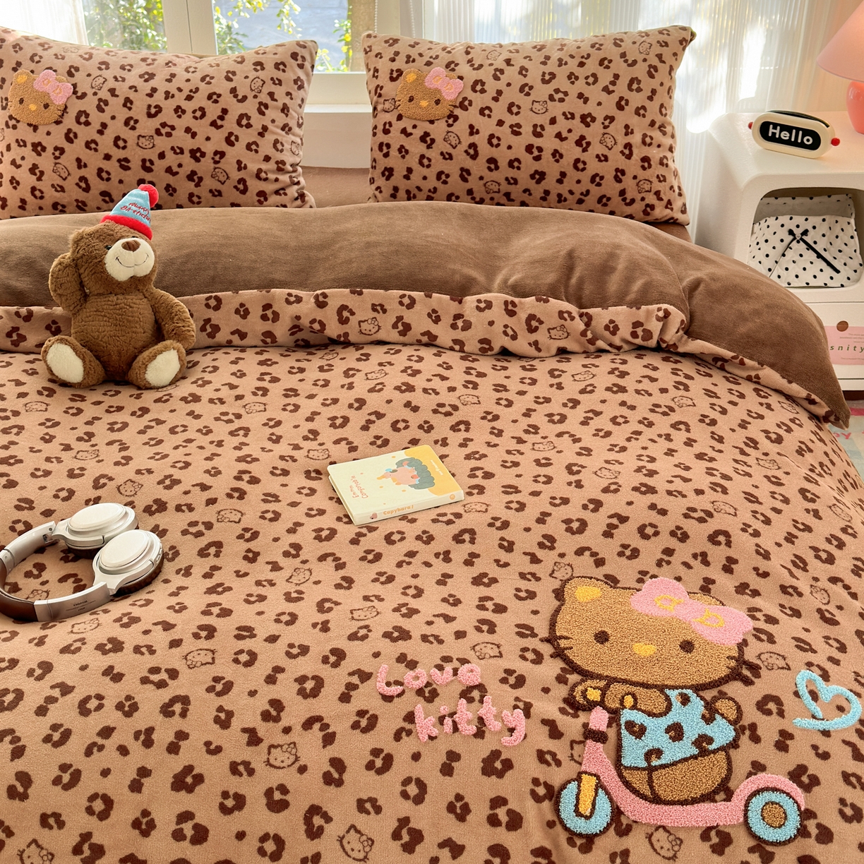 91家纺网 家纺一手货源 找家纺 寐居 2025新款大阪纯色毛巾绣牛奶绒四件套 滑板猫猫