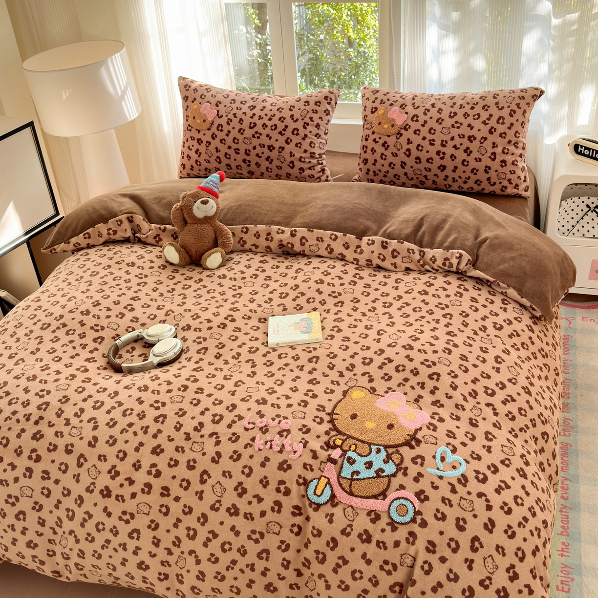 91家纺网 家纺一手货源 找家纺 寐居 2025新款大阪纯色毛巾绣牛奶绒四件套 滑板猫猫