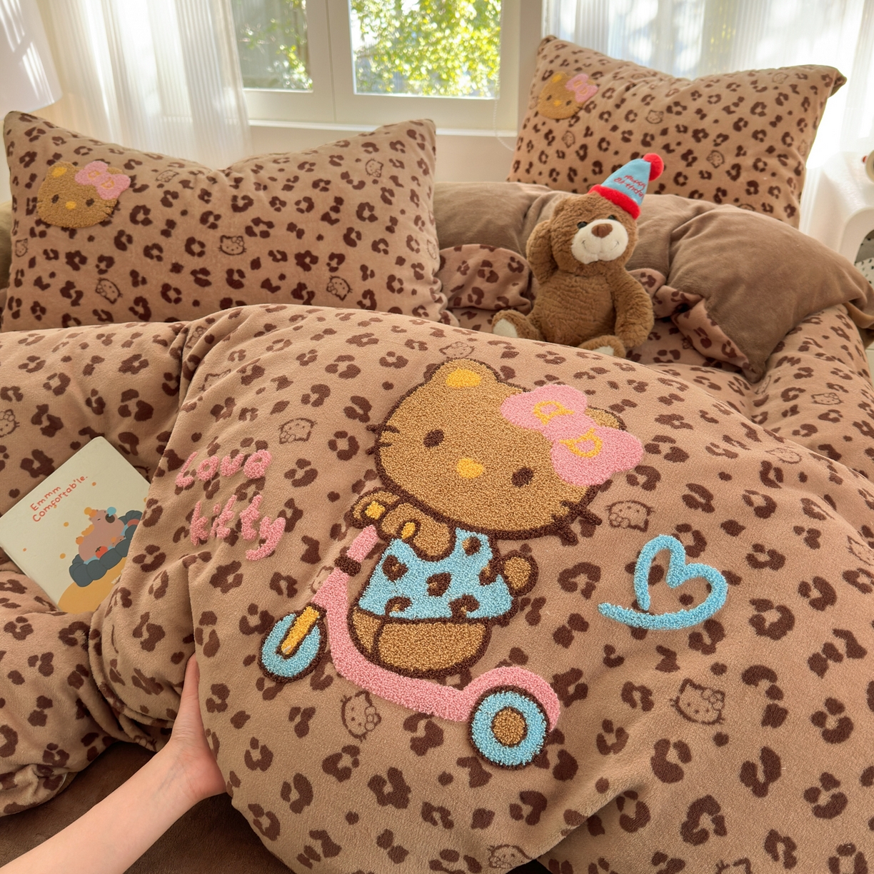 91家纺网 家纺一手货源 找家纺 寐居 2025新款大阪纯色毛巾绣牛奶绒四件套 滑板猫猫