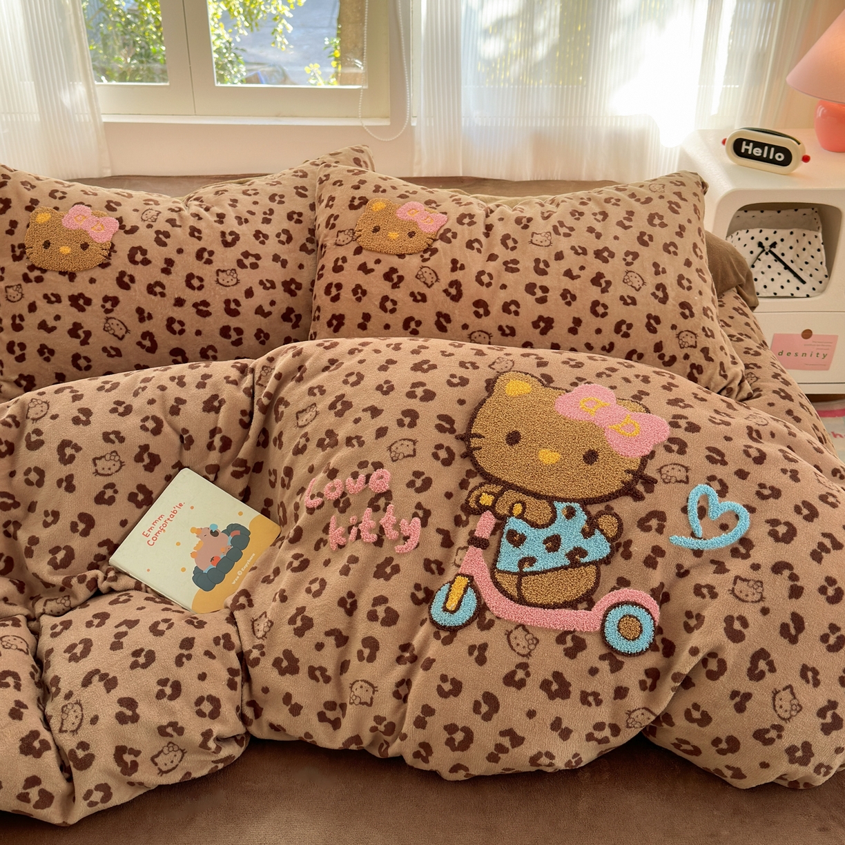 91家纺网 家纺一手货源 找家纺 寐居 2025新款大阪纯色毛巾绣牛奶绒四件套 滑板猫猫