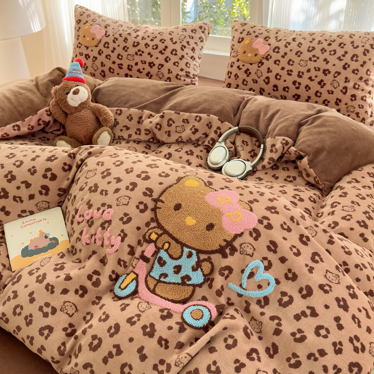 91家纺网 家纺一手货源 找家纺 寐居 2025新款大阪纯色毛巾绣牛奶绒四件套 滑板猫猫