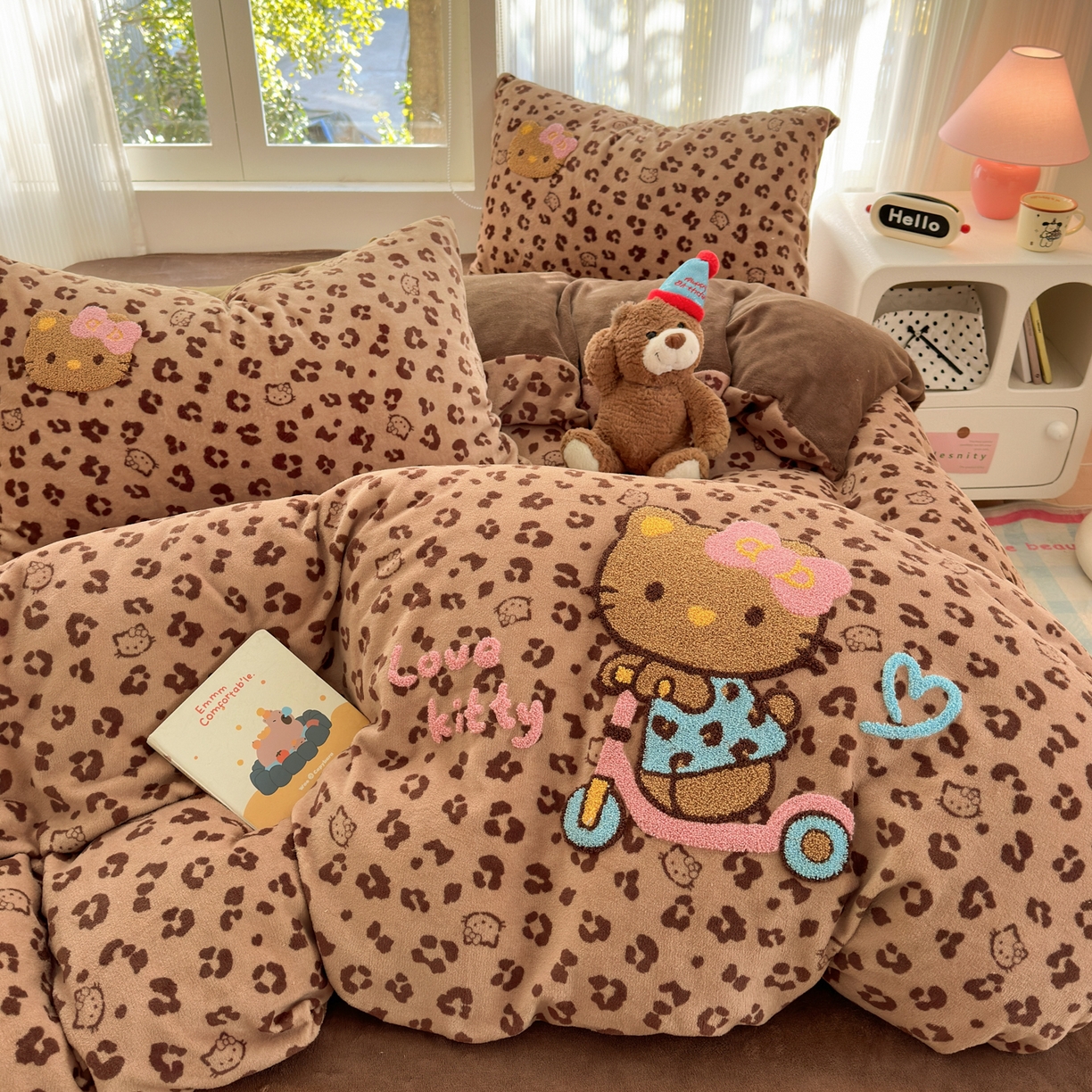 91家纺网 家纺一手货源 找家纺 寐居 2025新款大阪纯色毛巾绣牛奶绒四件套 滑板猫猫