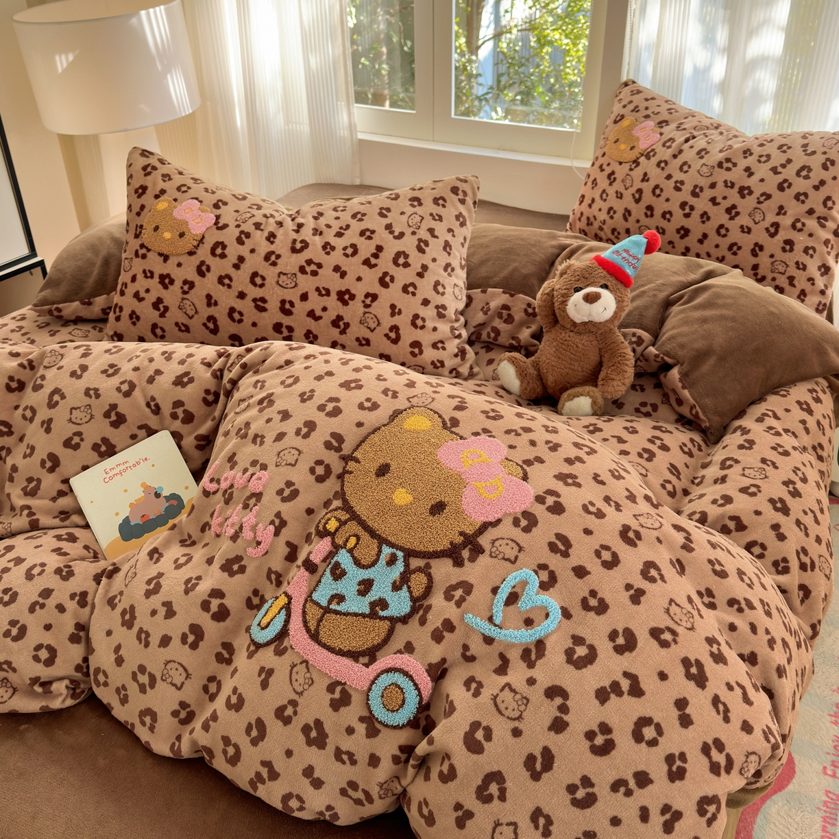 91家纺网 家纺一手货源 找家纺 寐居 2025新款大阪纯色毛巾绣牛奶绒四件套 滑板猫猫