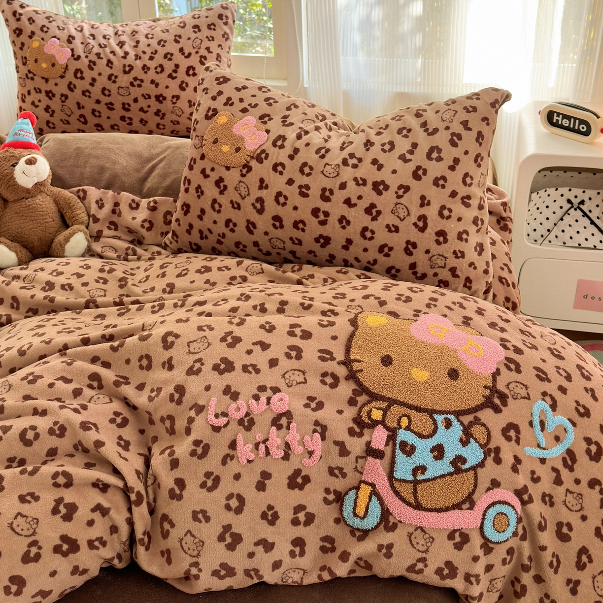 91家纺网 家纺一手货源 找家纺 寐居 2025新款大阪纯色毛巾绣牛奶绒四件套 滑板猫猫