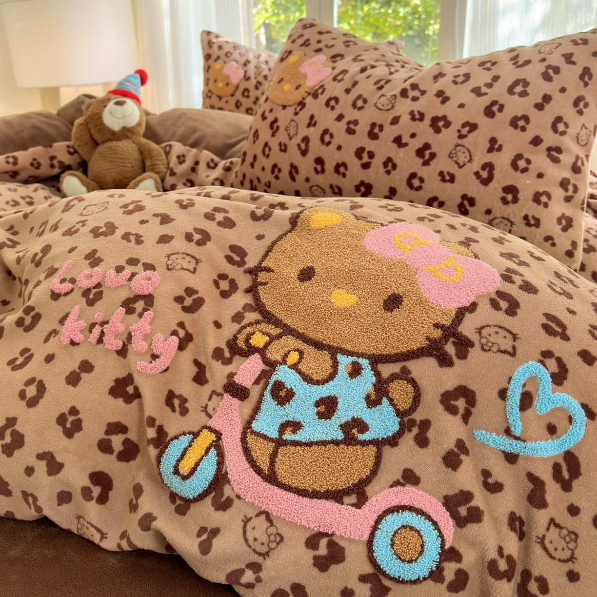 91家纺网 家纺一手货源 找家纺 寐居 2025新款大阪纯色毛巾绣牛奶绒四件套 滑板猫猫