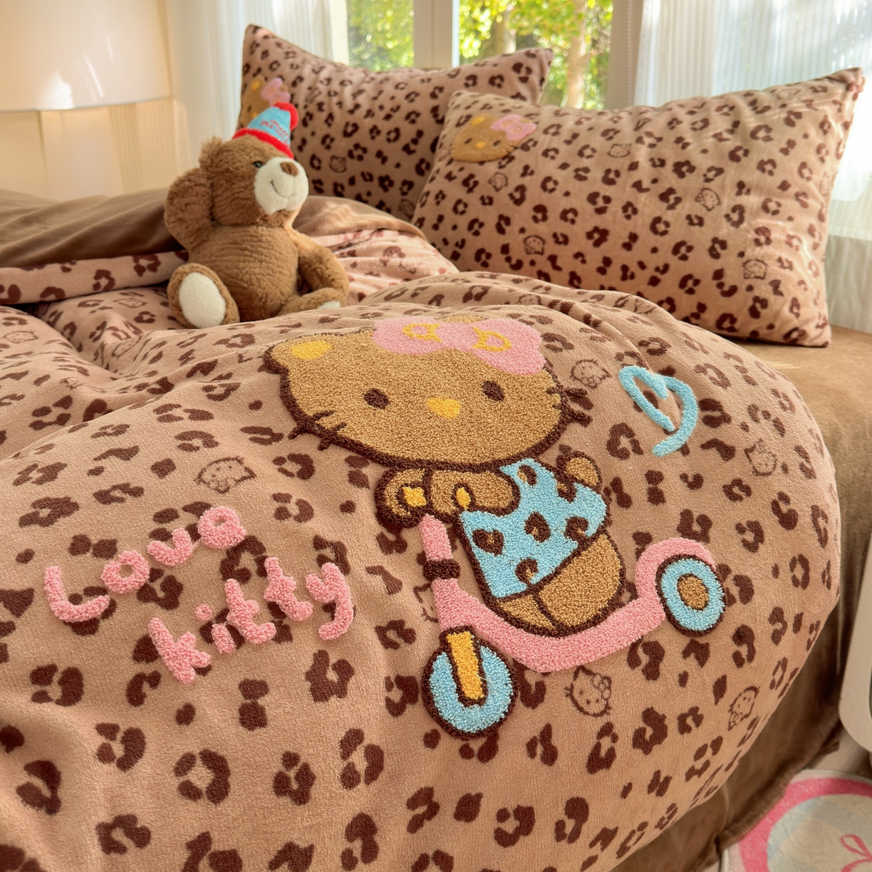 91家纺网 家纺一手货源 找家纺 寐居 2025新款大阪纯色毛巾绣牛奶绒四件套 滑板猫猫