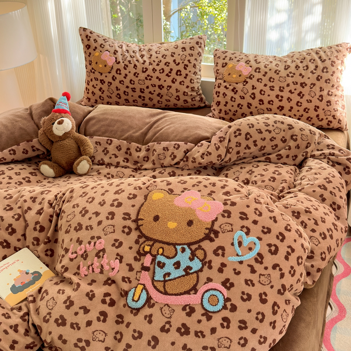 91家纺网 家纺一手货源 找家纺 寐居 2025新款大阪纯色毛巾绣牛奶绒四件套 滑板猫猫