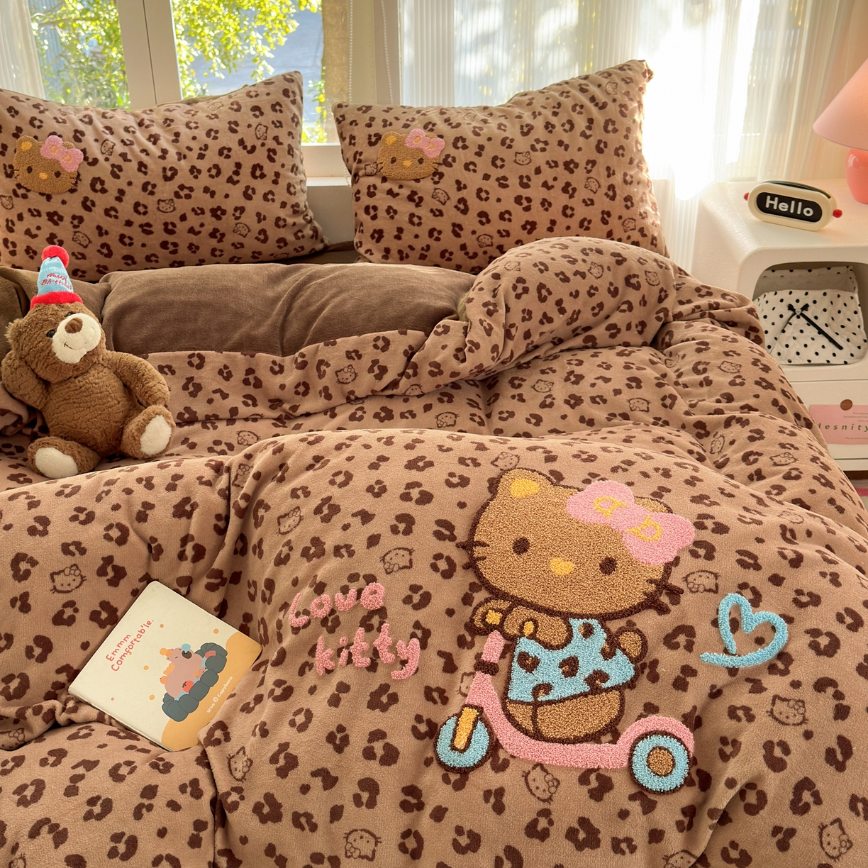 91家纺网 家纺一手货源 找家纺 寐居 2025新款大阪纯色毛巾绣牛奶绒四件套 滑板猫猫