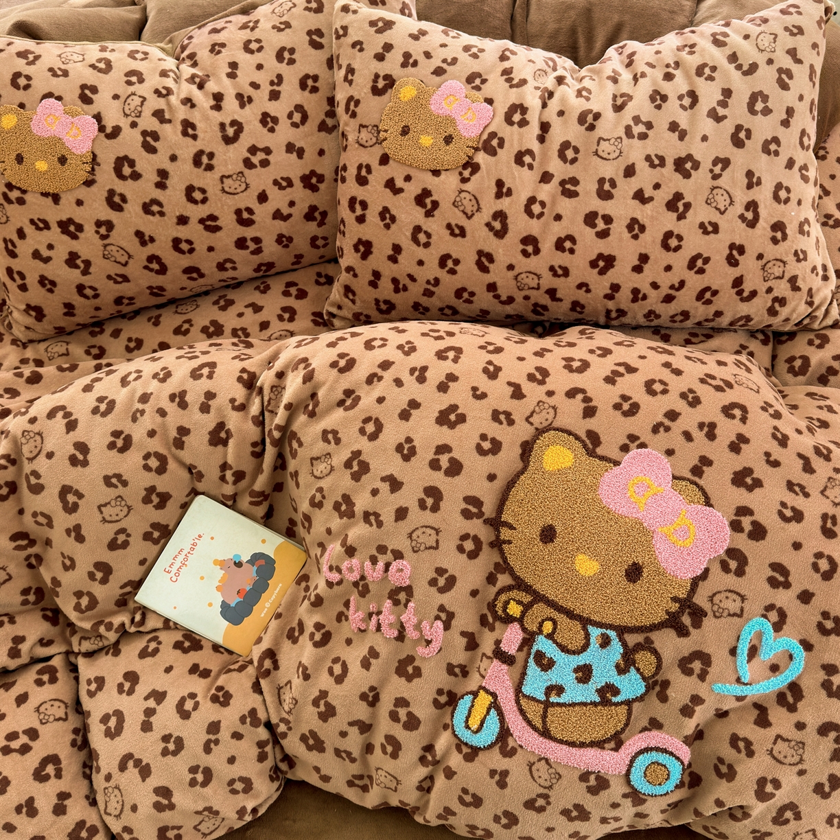 91家纺网 家纺一手货源 找家纺 寐居 2025新款大阪纯色毛巾绣牛奶绒四件套 滑板猫猫