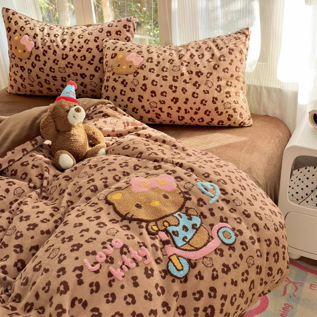 91家纺网 家纺一手货源 找家纺 寐居 2025新款大阪纯色毛巾绣牛奶绒四件套 滑板猫猫