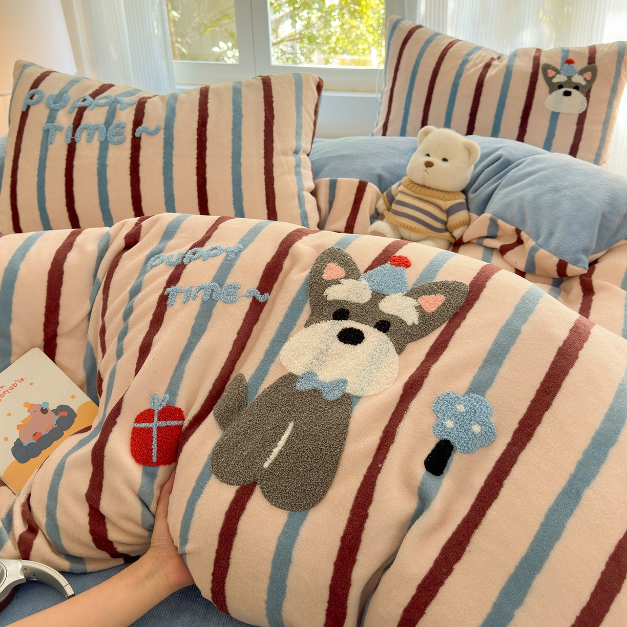 91家纺网 家纺一手货源 找家纺 寐居 2025新款大阪纯色毛巾绣牛奶绒四件套 帽子雪纳瑞