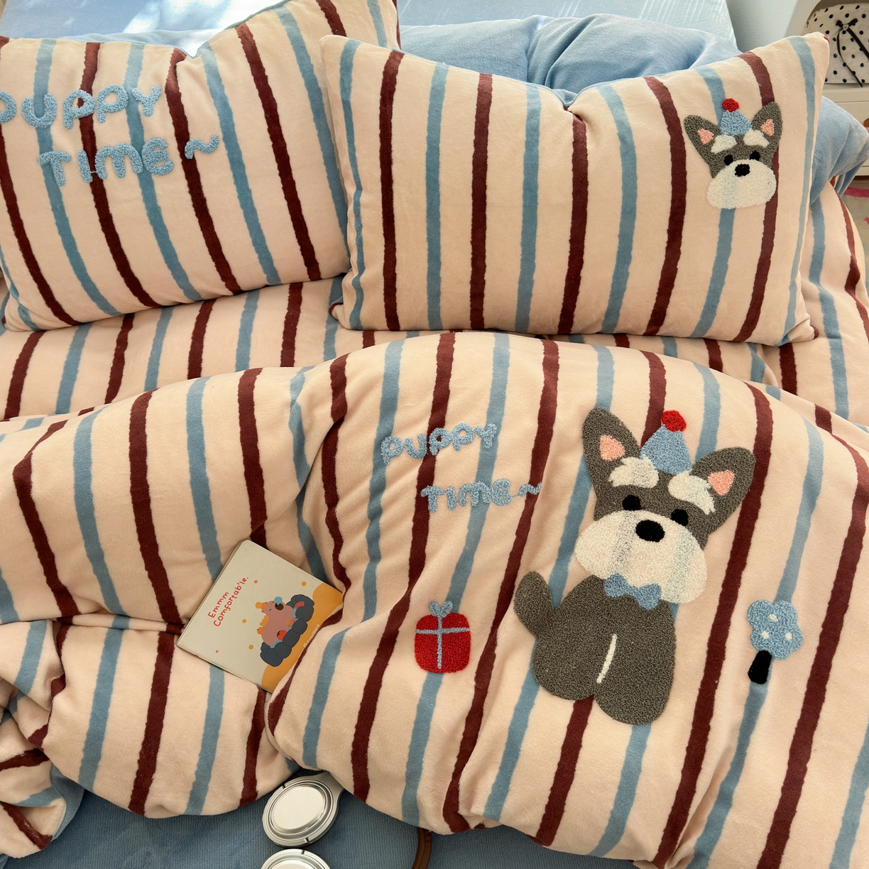 91家纺网 家纺一手货源 找家纺 寐居 2025新款大阪纯色毛巾绣牛奶绒四件套 帽子雪纳瑞