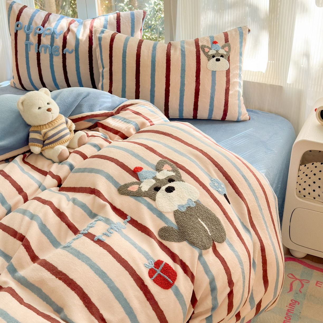 91家纺网 家纺一手货源 找家纺 寐居 2025新款大阪纯色毛巾绣牛奶绒四件套 帽子雪纳瑞