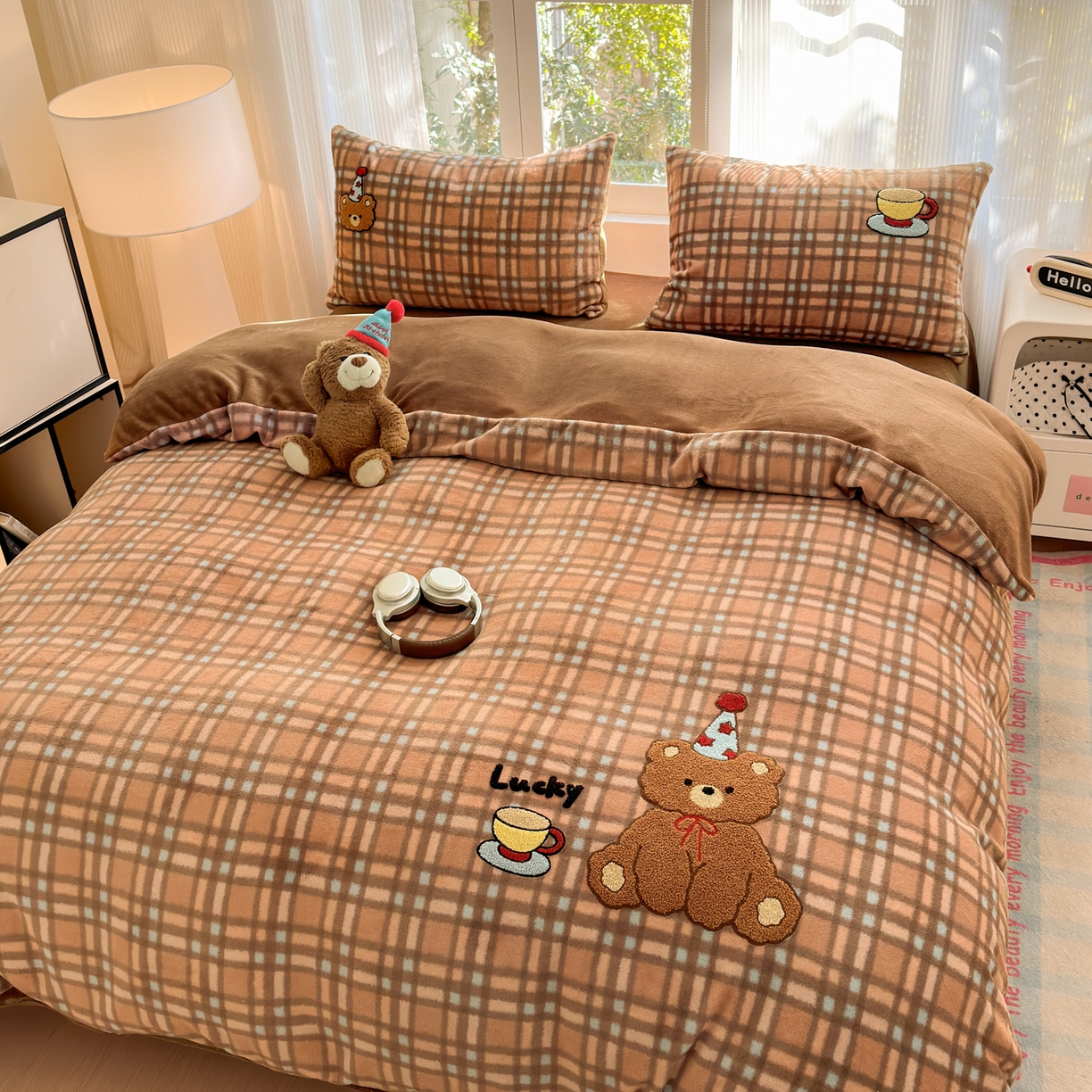 91家纺网 家纺一手货源 找家纺 寐居 2025新款大阪纯色毛巾绣牛奶绒四件套 美拉德小熊