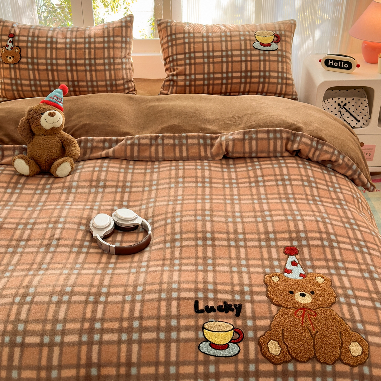 91家纺网 家纺一手货源 找家纺 寐居 2025新款大阪纯色毛巾绣牛奶绒四件套 美拉德小熊