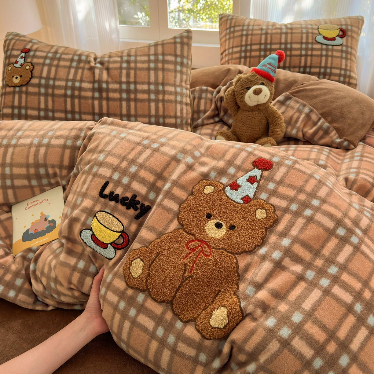 91家纺网 家纺一手货源 找家纺 寐居 2025新款大阪纯色毛巾绣牛奶绒四件套 美拉德小熊