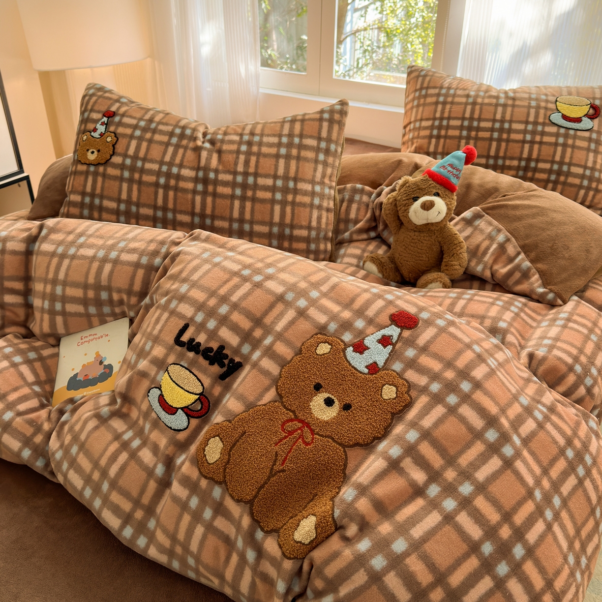 91家纺网 家纺一手货源 找家纺 寐居 2025新款大阪纯色毛巾绣牛奶绒四件套 美拉德小熊