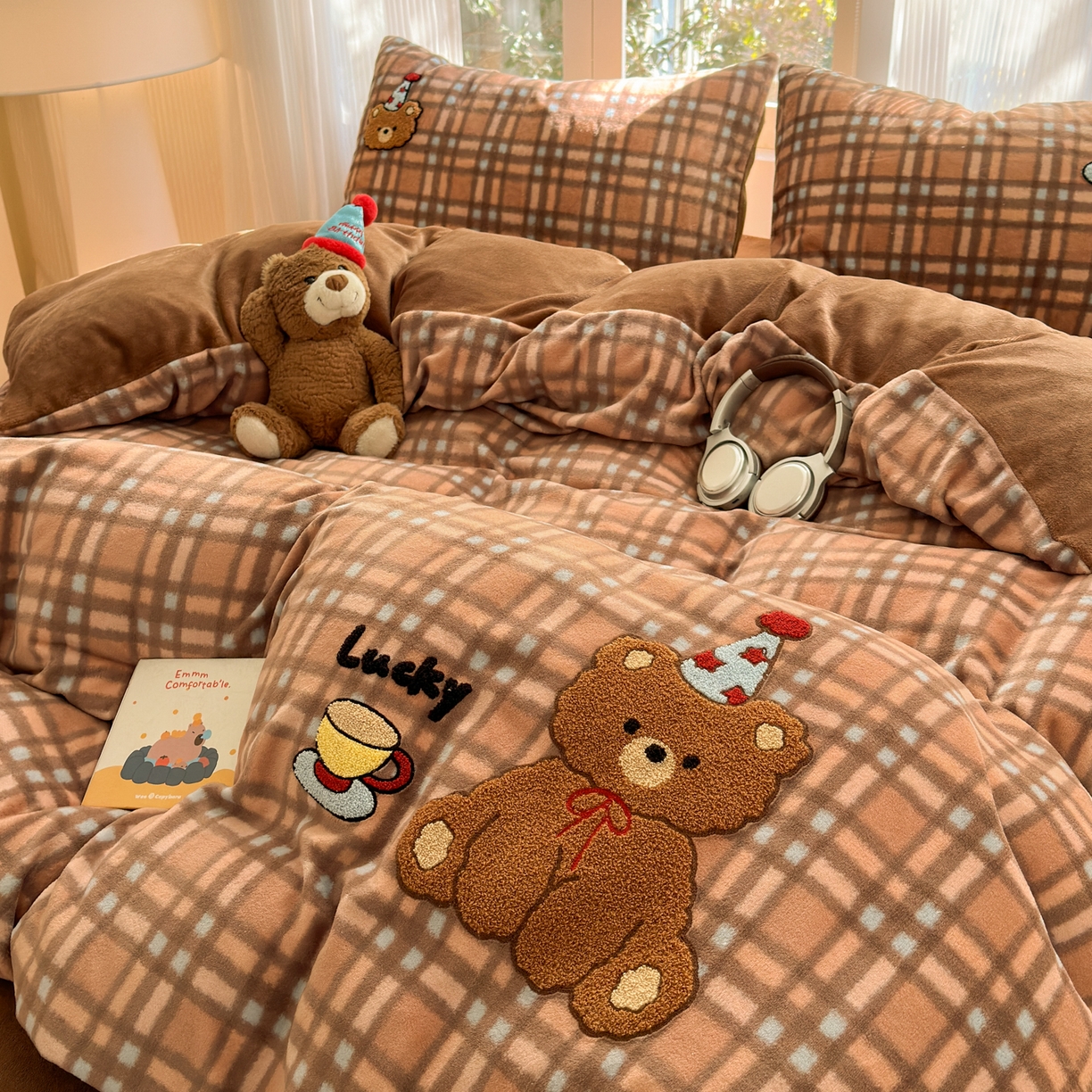 91家纺网 家纺一手货源 找家纺 寐居 2025新款大阪纯色毛巾绣牛奶绒四件套 美拉德小熊