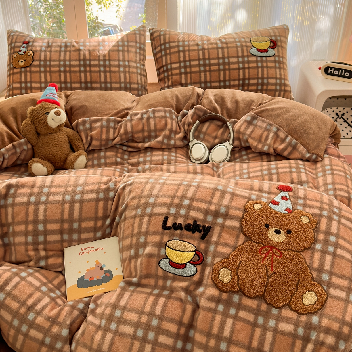 91家纺网 家纺一手货源 找家纺 寐居 2025新款大阪纯色毛巾绣牛奶绒四件套 美拉德小熊