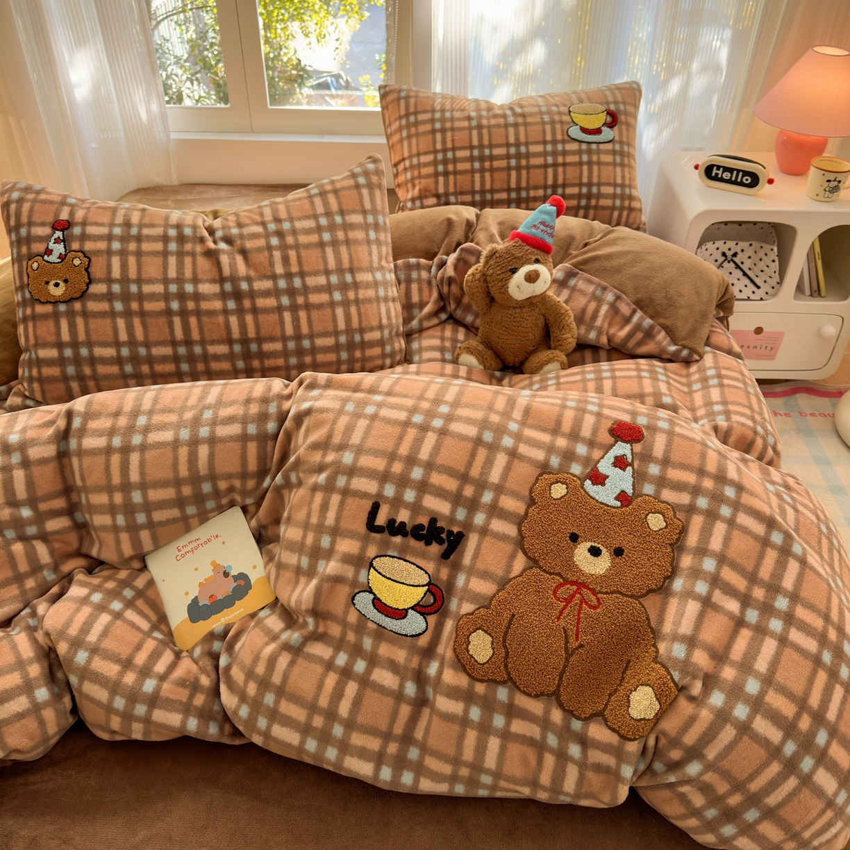 91家纺网 家纺一手货源 找家纺 寐居 2025新款大阪纯色毛巾绣牛奶绒四件套 美拉德小熊