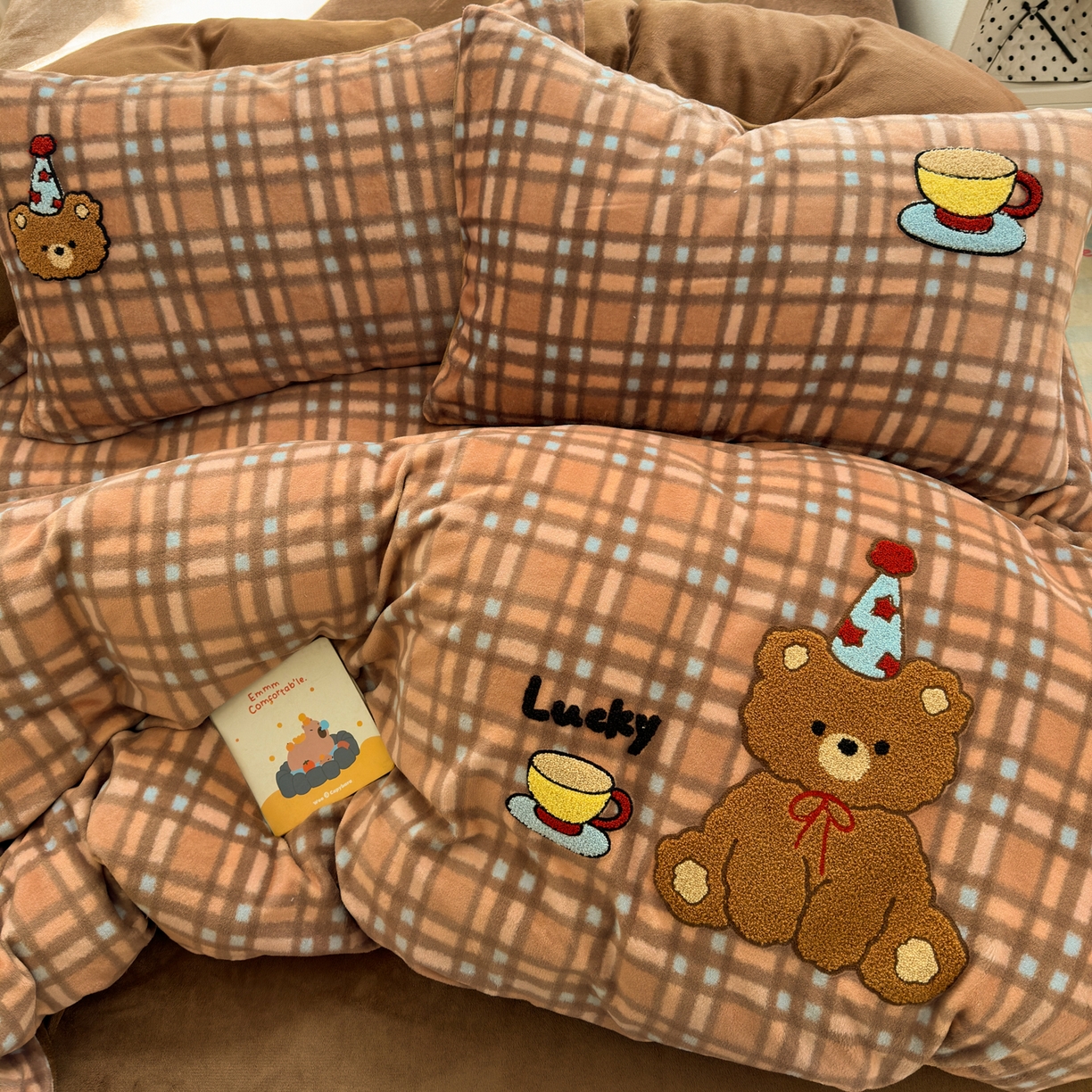 91家纺网 家纺一手货源 找家纺 寐居 2025新款大阪纯色毛巾绣牛奶绒四件套 美拉德小熊